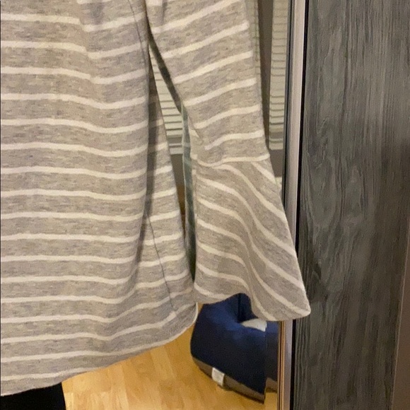 Mercantile gray stripe w/bell sleeves size M - Picture 4 of 4